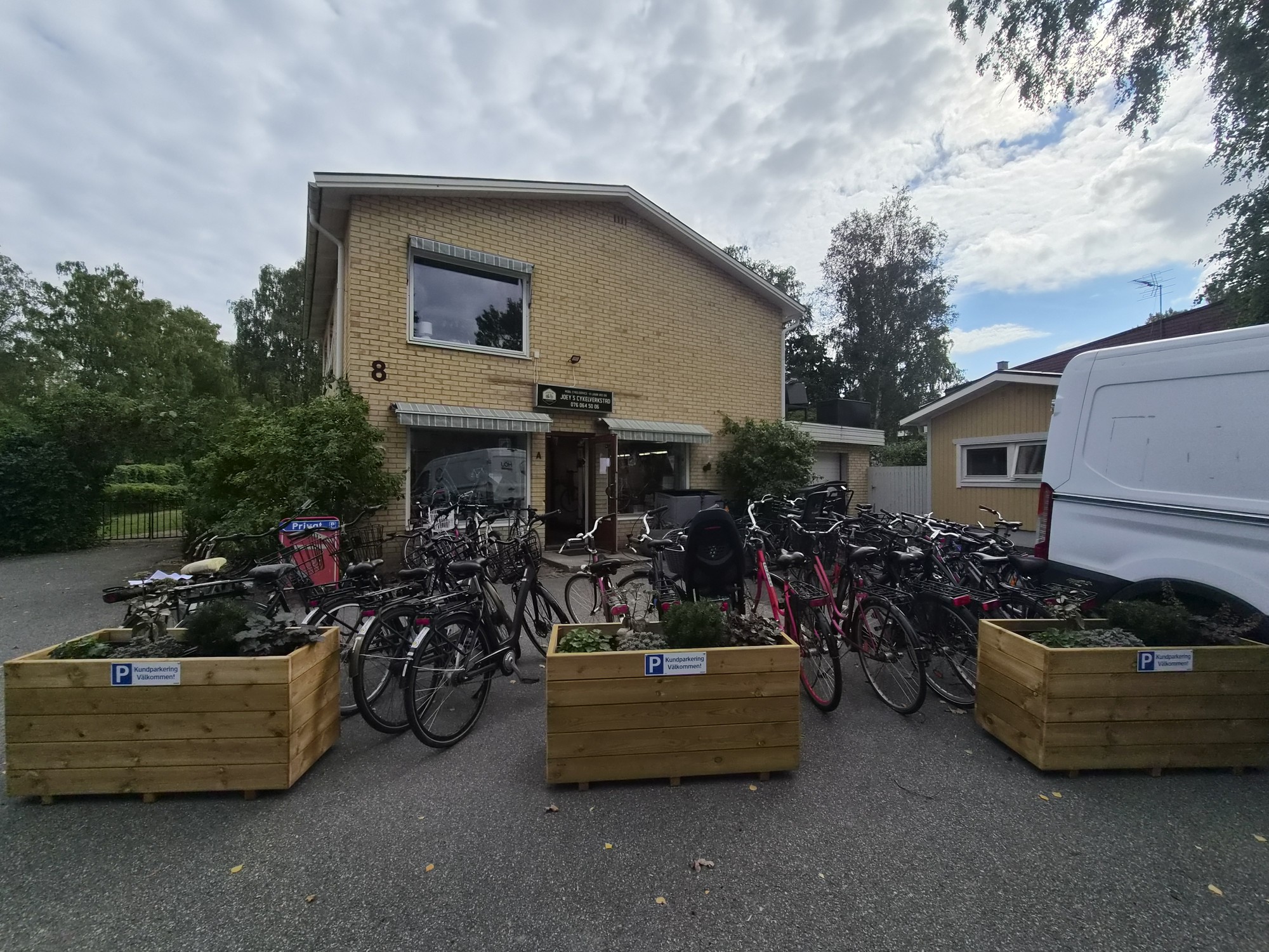 Joey's Cykelverkstad i Knivsta – entrén med cyklar